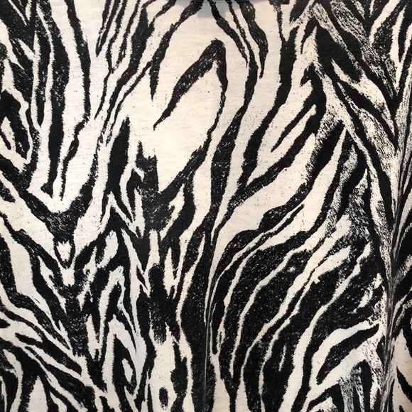 Very loose fitting H&M black and white print top - Picture 6 of 7